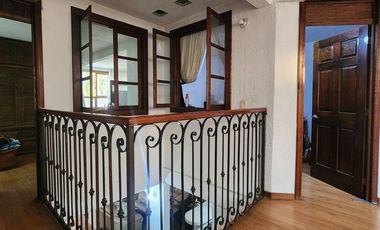 Casa de 3 pisos con Baño en planta baja y espacios generosos en Villa Santin