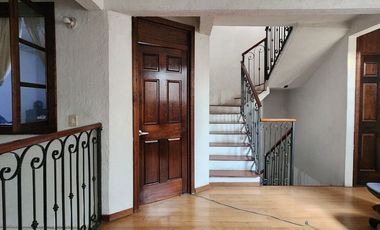 Casa de 3 pisos con Baño en planta baja y espacios generosos en Villa Santin