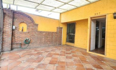 Casa de 3 pisos con Baño en planta baja y espacios generosos en Villa Santin