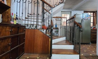 Casa de 3 pisos con Baño en planta baja y espacios generosos en Villa Santin