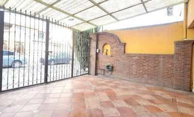 Casa de 3 pisos con Baño en planta baja y espacios generosos en Villa Santin