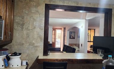 Casa de 3 pisos con Baño en planta baja y espacios generosos en Villa Santin