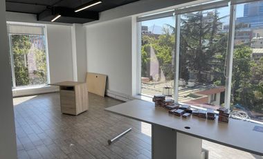 ARRIENDO Oficina habilitada de 697,70 m2, Metro Pedro de Valdivia