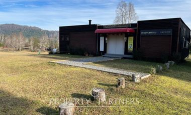 Fabrica  con sala de ventas   en parcela  orilla carretera