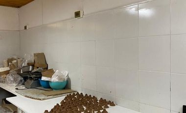 Fabrica  con sala de ventas   en parcela  orilla carretera