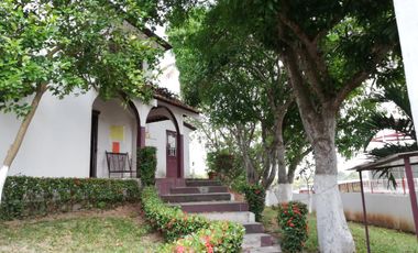 HERMOSA CASA CON ALBERCA Y AMPLIO JARDIN  EN VENTA - (3)