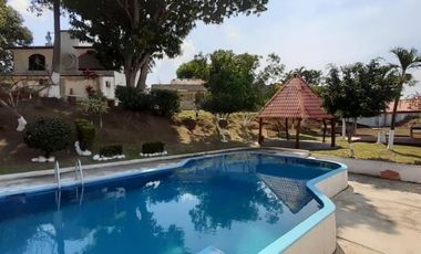 HERMOSA CASA CON ALBERCA Y AMPLIO JARDIN  EN VENTA - (3)