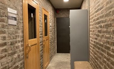 RETASADO - Amplio departamento con patio en edificio de categoría