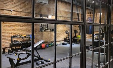 RETASADO - Amplio departamento con patio en edificio de categoría