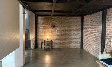 RETASADO - Amplio departamento con patio en edificio de categoría