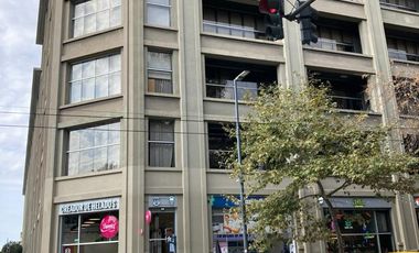 RETASADO - Amplio departamento con patio en edificio de categoría