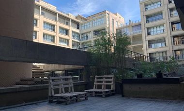RETASADO - Amplio departamento con patio en edificio de categoría