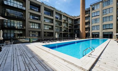 RETASADO - Amplio departamento con patio en edificio de categoría