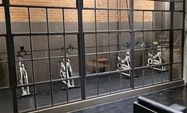 RETASADO - Amplio departamento con patio en edificio de categoría