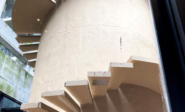 RETASADO - Amplio departamento con patio en edificio de categoría