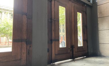 RETASADO - Amplio departamento con patio en edificio de categoría
