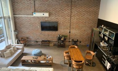 RETASADO - Amplio departamento con patio en edificio de categoría