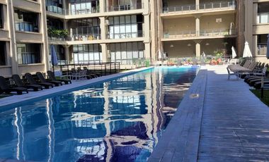RETASADO - Amplio departamento con patio en edificio de categoría