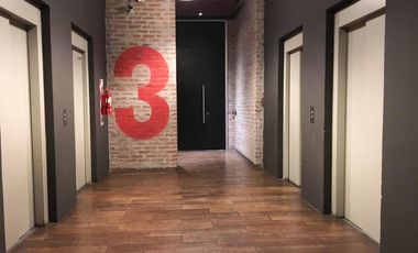 RETASADO - Amplio departamento con patio en edificio de categoría