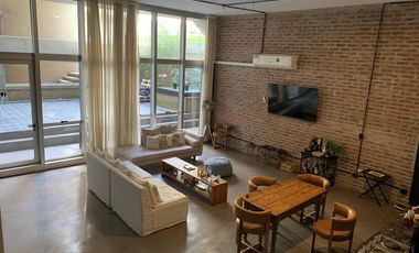 RETASADO - Amplio departamento con patio en edificio de categoría