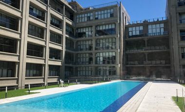 RETASADO - Amplio departamento con patio en edificio de categoría