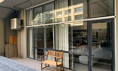 RETASADO - Amplio departamento con patio en edificio de categoría