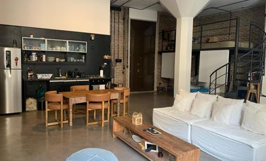 RETASADO - Amplio departamento con patio en edificio de categoría
