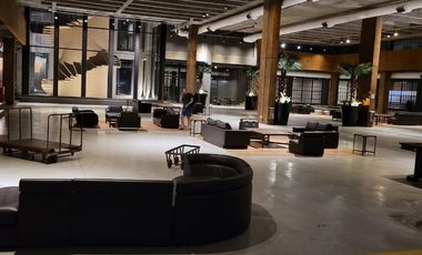 RETASADO - Amplio departamento con patio en edificio de categoría