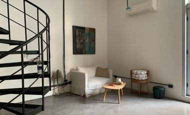 RETASADO - Amplio departamento con patio en edificio de categoría