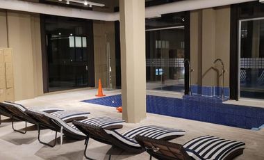 RETASADO - Amplio departamento con patio en edificio de categoría