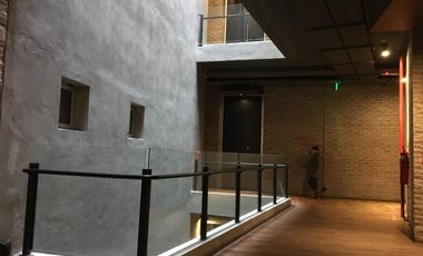 RETASADO - Amplio departamento con patio en edificio de categoría