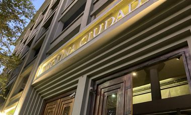 RETASADO - Amplio departamento con patio en edificio de categoría