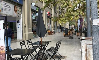 RETASADO - Amplio departamento con patio en edificio de categoría
