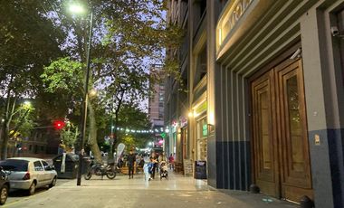 RETASADO - Amplio departamento con patio en edificio de categoría
