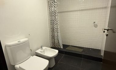 RETASADO - Amplio departamento con patio en edificio de categoría