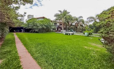 VENTA | PERMUTA - Casa 5 dormitorios, con piscina y jardín - Garita 9, Funes.