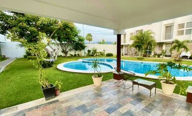 Venta Casa amueblada en Condominio con alberca.