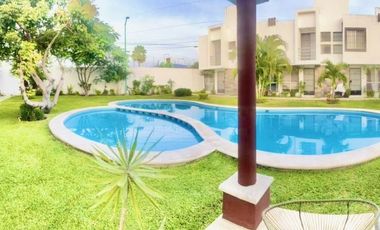 Venta Casa amueblada en Condominio con alberca.