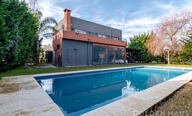 Casa 5 ambientes con piscina en la mejor zona de Las Talas, Canning
