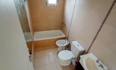 Alquiler Departamento en Lanús Oeste 2 ambientes al contrafrente por escalera