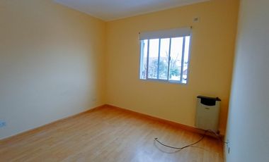 Alquiler Departamento en Lanús Oeste 2 ambientes al contrafrente por escalera