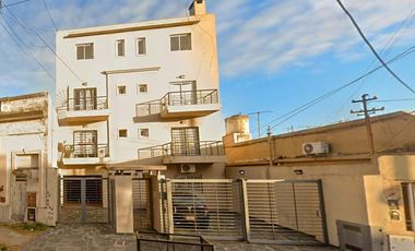 Alquiler Departamento en Lanús Oeste 2 ambientes al contrafrente por escalera