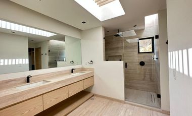 CASA CON JARDIN EN VENTA EN BOSQUE REAL