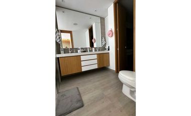 Venta apartamento medio-amoblado Poblado La Calera