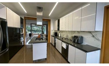 Venta apartamento medio-amoblado Poblado La Calera