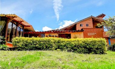 Venta de Finca en Marinilla, amoblada, rústica y con sabor a campo.