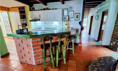 Venta de Finca en Marinilla, amoblada, rústica y con sabor a campo.