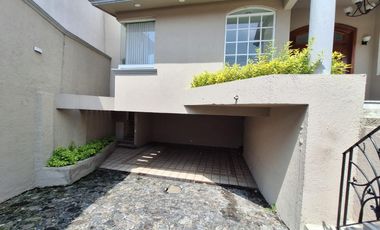 RENTO AMPLIA RESIDENCIA CON ALBERCA EN COLINAS DEL BOSQUE