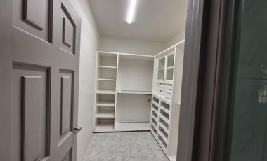 RENTO AMPLIA RESIDENCIA CON ALBERCA EN COLINAS DEL BOSQUE