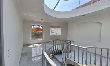 RENTO AMPLIA RESIDENCIA CON ALBERCA EN COLINAS DEL BOSQUE